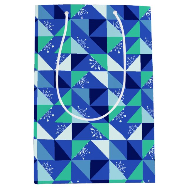 Patchwork Snowflakes - Blue Background - Geschenkt Mittlere Geschenktüte (Vorderseite)