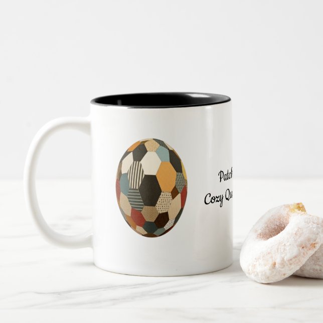 Patchwork-Sphere: Gemütlicher gequilter Fußballbal Zweifarbige Tasse (Mit Donut)