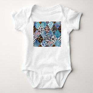 Patchwork-Stil, Aquarellmuster. Baby Strampler
