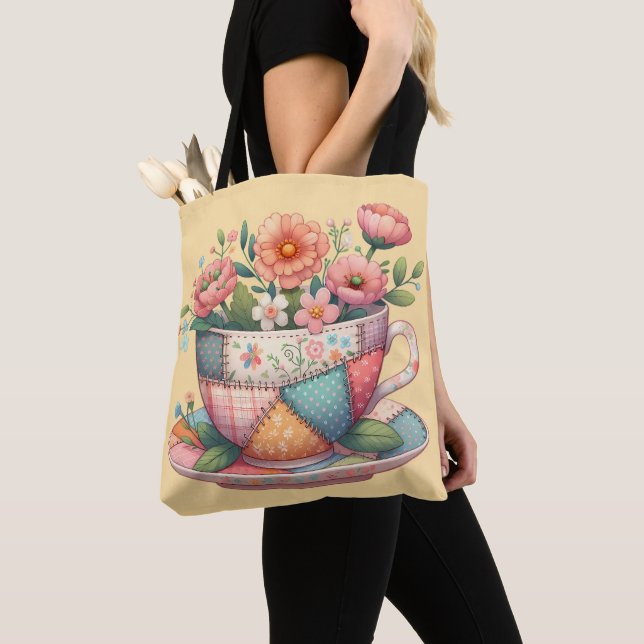 Patchwork-Teetasse mit fantastischen Blumen (Von Nahem)
