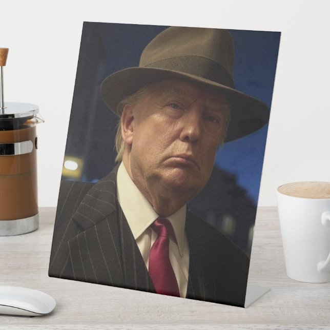Pate of America Don J. Trump Sockelschild (In Situ)