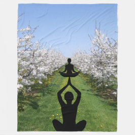 Path of Blossoms: Meditative Spring Journey Fleecedecke