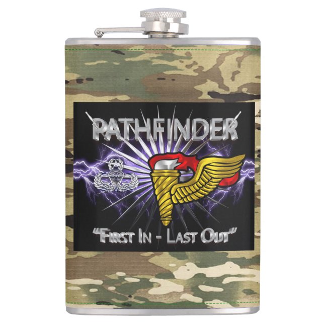Pathfinder-Abzeichen-„First In Last Out“-Tarnung Flachmann (Vorderseite)