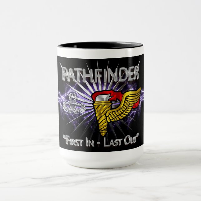 Pathfinder-Abzeichen -"First in Last Out" Tasse (Zentrum)