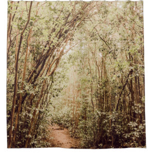 PATHWAY UMGEBEN VON GROSSEN UND GRÜNEN BÄUMEN DUSCHVORHANG