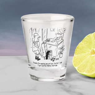 Patient erzählt Doktor, dass er jetzt besser ist. Schnapsglas