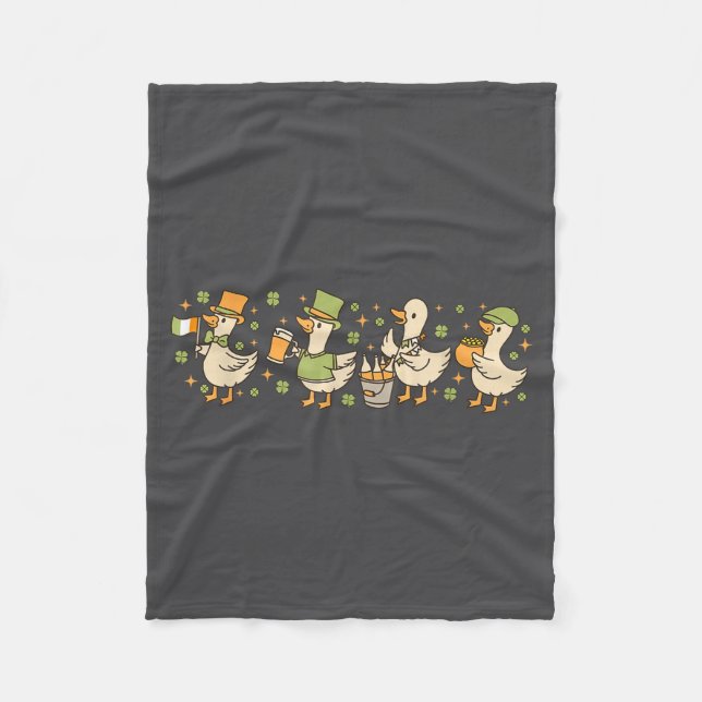 Patricks Day,funny Goose, Shamrock, Beer Gift Tee  Fleecedecke (Vorderseite)