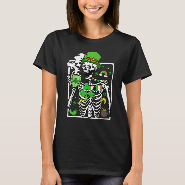 Patrick's Day Skeleton Shamrock Skull Drinking Cof T-Shirt (Vorderseite)