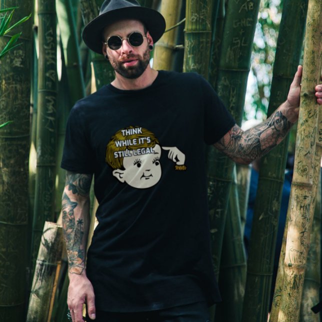 PATRIOT T - Shirt DENKEN, WÄHREND ES IMMER NOCH RE (Von Creator hochgeladen)