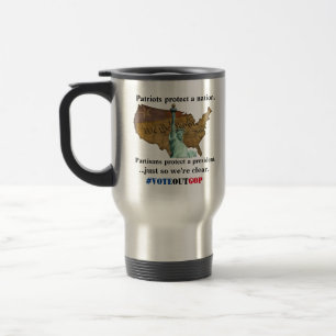 Patrioten beschützen eine Nation. Reisebecher