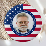 Patriotic American Flag Custom 2 Foto Memorial Button<br><div class="desc">Ehre deinen Lieben mit einem patriotischen Foto-Gedenkknopf. Dieser einzigartige militärische Gedenkknopf ist das ideale Geschenk für sich selbst, Familie oder Freunde, um einen Militärveteranen, Militärsoldaten, Armee, Marineinfanteristen oder gefallenen Soldaten zu ehren. Dieses patriotische Denkmal besticht durch eine moderne, rot-blau-weiß-amerikanische Flagge, Sterne und Streifen. Zitat "In Loving Memory". Anpassen mit bevorzugten...</div>