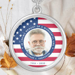 Patriotic American Flag Custom Foto Memorial Versilberte Kette<br><div class="desc">Ehre deinen Lieben mit einer patriotischen Foto-Gedenkhalle. Diese einzigartige militärische Gedenkstätte ist das ideale Geschenk für sich selbst, Familie oder Freunde, um einen Militärveteranen, Militärsoldaten, Armee, Marineinfanteristen oder gefallenen Soldaten zu ehren. Diese patriotische Gedenkhalskette besticht durch eine moderne, rot-blau-weiß-amerikanische Flagge, Sterne und Streifen. Zitat "In Liebe Erinnerung an ein wunderbares...</div>