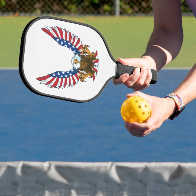 Patriotic Bald Eagle mit amerikanischer Flagge Pickleball Schläger (InSitu)