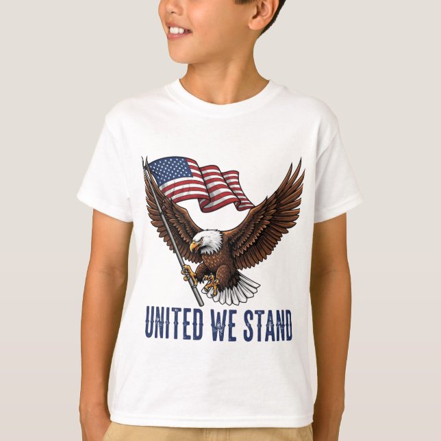 Patriotic Bald Eagle mit amerikanischer Flagge T-Shirt (Vorderseite)