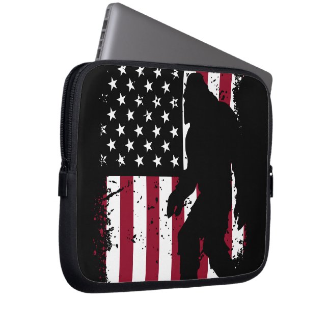 Patriotic Bigfoot – American Flag Sasquatch Laptopschutzhülle (Vorne Rechts)