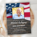 Patriotic Custom Foto US-amerikanische Flagge Gebu Einladungspostkarte<br><div class="desc">USA amerikanische Flagge Birthday Party Einladungen. Laden Sie Freunde und Familie zu Ihrem patriotischen Geburtstagsfest mit diesen modernen amerikanischen Flag Einladungen. Personalisieren Sie diese Fahneneinladung mit Ihren Event-, Foto-, Name- und Party-Details. Diese amerikanische Flag-Einladung ist auch ideal für den militärischen Ruhestand, Soldaten, die weggehen Party, militärischen Abschluss, Soldaten willkommen Zuhause...</div>
