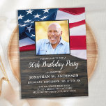 Patriotic Custom Foto USA American Flag Birthday Einladungspostkarte<br><div class="desc">USA amerikanische Flagge Birthday Party Einladungen. Laden Sie Freunde und Familie zu Ihrem patriotischen Geburtstagsfest mit diesen modernen amerikanischen Flag Einladungen. Personalisieren Sie diese Fahneneinladung mit Ihren Event-, Foto-, Name- und Party-Details. Diese amerikanische Flag-Einladung ist auch ideal für den militärischen Ruhestand, Soldaten, die weggehen Party, militärischen Abschluss, Soldaten willkommen Zuhause...</div>