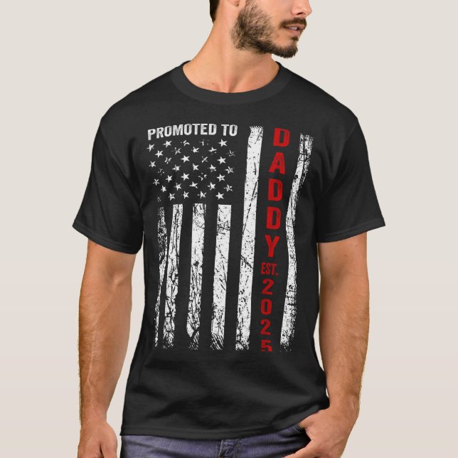 Patriotic Dad Promoted To Daddy Est 2025 New Dad 2 T-Shirt (Vorderseite)