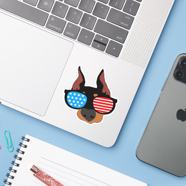 Patriotic Doberman Aufkleber (Laptop mit iPhone)