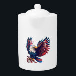 Patriotic Eagle on Teapot<br><div class="desc">Das Design illustriert ein Symbol für Stärke, Freiheit und Patriotismus in den Vereinigten Staaten. Es ist ein Symbol dafür, patriotisch, stolz und inspirierend zu sein, was es zu einer großartigen Wahl für jeden macht, der will, seine Liebe und Unterstützung für das Land zu zeigen.</div>