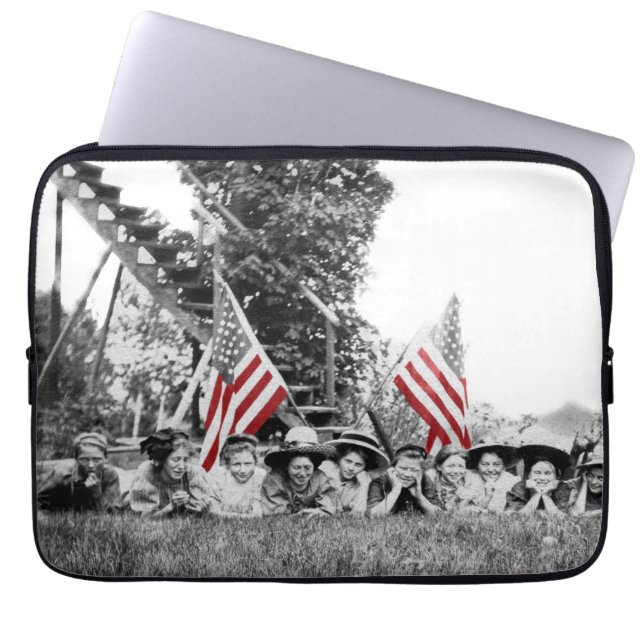 Patriotic Group Women American Flag Circa 1910 Laptopschutzhülle (Vorderseite)