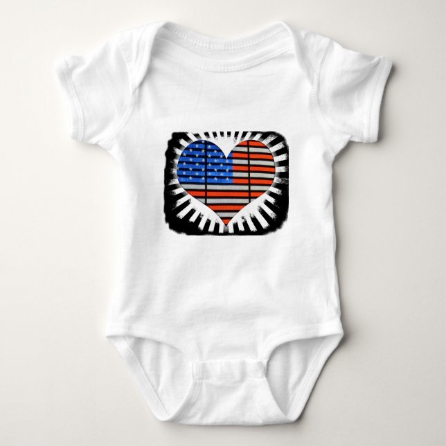 Patriotic Heart Shaped American Flag Baby Strampler (Vorderseite)