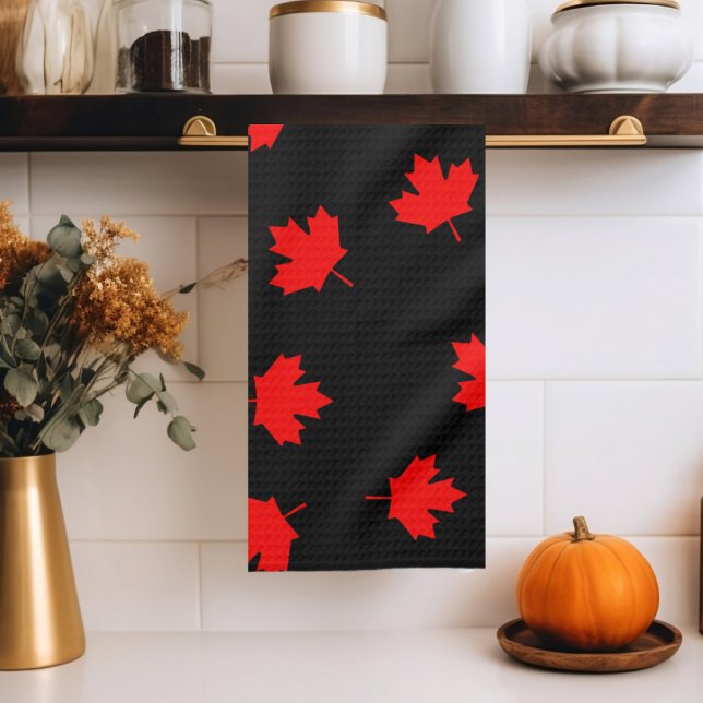 Patriotic Red Canada Maple Leaf Black Pattern Geschirrtuch (Von Creator hochgeladen)