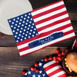Patriotic U.S. Flag Happy 4. Juli Familienname Geschirrtuch<br><div class="desc">Die patriotische U.S.-Fahne "Happy 4. Juli" Familienname Küchendekoration in offiziellen Farbtönen der Vereinigten Staaten, die perfekte Ergänzung zu Ihren Unabhängigkeitstagsfeiern! Zeigen Sie Ihren amerikanischen Stolz mit diesem Design, das Patriotismus mit einer festlichen Luft verbindet. Mit lebhaften Farben und sorgfältiger Liebe zum Detail gestaltet, dient unser US-Flaggendesign als kühnes Herzstück für...</div>