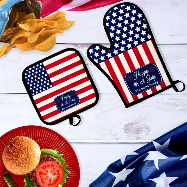 Patriotic U.S. Flag Happy 4. Juli Familienname Ofenhandschuh & Topflappen-Set (Red, White and Blue Patriotic U.S. Flag "Happy 4th of July" Family Name Oven Mitt and Pot Holder Set)
