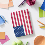 Patriotic USA American Flag Stars Stripes Monogram iPad Pro Cover<br><div class="desc">Die alle amerikanischen, US Flagge, Old Glory, Star-Spangled Banner, benutzerdefinierte, personalisierte, schöne elegante Imitate Gold Typografie Skript Name Monogram / Initialen, patriotic, Amerika Fahne, mit Monogramm, cool, magnetische iPad Smart Cover, die in verschiedenen Standpositionen faltet und bietet graues Mikrofaser-Interieur, das Ihren Bildschirm schützt, und weck / Schlaf-Funktion. Geben Sie einfach...</div>