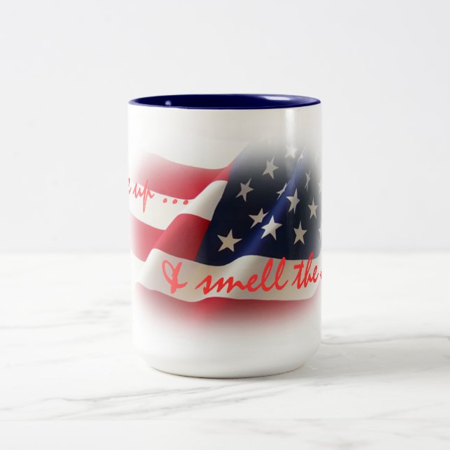 Patriotic Weckte auf und riecht die Coffee Beverag Zweifarbige Tasse (Mittel)