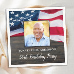 Patriotische amerikanische Flaggenmiliz Geburtstag Serviette<br><div class="desc">Patriotische amerikanische Flagge Militärische Geburtstagspartei Napkins. Hosten Sie Ihre patriotische Geburtstagsparty mit dieser patriotischen Geburtstagsparty unter der Flagge der USA. USA amerikanische Flagge modernes rot-blau Design auf rustikalem Holz mit Foto.. Diese militärische Geburtstagsnapkins sind auch perfekt für militärische Graduierungs-Partys und Ruhestand. Sehen Sie sich unsere Kollektion an, um Einladungen, Geschenke,...</div>