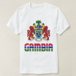 Patriotische Flagge Gambias und Wappen T-Shirt<br><div class="desc">Gambia Flag and Coat Of Arms Patriotischer T - Shirt mit dem schönen Gambia-Wappen und dem Wort "Gambia", das mit dem Muster der Nationalflagge auf der Vorderseite bedruckt wurde. Auf der Rückseite ist eine sehr kleine und stilvolle Darstellung der Gambia-Fahne. Flag ist vollständig anpassbar oder abnehmbar mit der Funktion "Anpassen!"....</div>