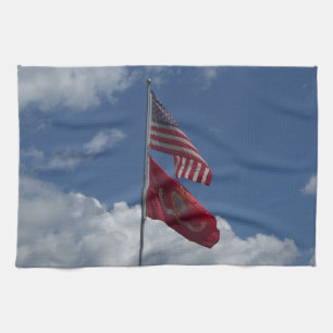 Patriotische Flaggen und ein blauer Himmel auf ein Geschirrtuch