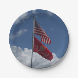 Patriotische Flaggen und ein blauer Himmel auf ein Pappteller