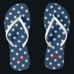 Patriotische Flip Flops vom 4. Juli Party<br><div class="desc">Patriotischer 4. Juli Party Flip Flops mit personalisierten Monogramm. Benutzerdefinierter Farbgurt für ihn und sie / Männer und Frauen. Benutzerdefinierte Hintergrundfarbe und personalisierte Namensinitialen. Moderne amerikanische Flaggen-Sterne Design Sandalen für den Unabhängigkeitstag. Niedliches Gastgeschenk zum Thema Hochzeit, Hochzeit, Brautparty, Verlobung, Geburtstag, Grillen, Bachelorette, Mädchenwochenreise etc. Starflipflops mit stilvollen mit Monogramm Briefen....</div>