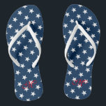 Patriotische Flip Flops vom 4. Juli Party<br><div class="desc">Patriotischer 4. Juli Party Flip Flops mit personalisierten Monogramm. Benutzerdefinierter Farbgurt für ihn und sie / Männer und Frauen. Benutzerdefinierte Hintergrundfarbe und personalisierte Namensinitialen. Moderne amerikanische Flaggen-Sterne Design Sandalen für den Unabhängigkeitstag. Niedliches Gastgeschenk zum Thema Hochzeit, Hochzeit, Brautparty, Verlobung, Geburtstag, Grillen, Bachelorette, Mädchenwochenreise etc. Starflipflops mit stilvollen mit Monogramm Briefen....</div>