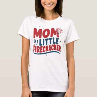 Patriotische Mama eines kleinen Firecracker am 4.  T-Shirt