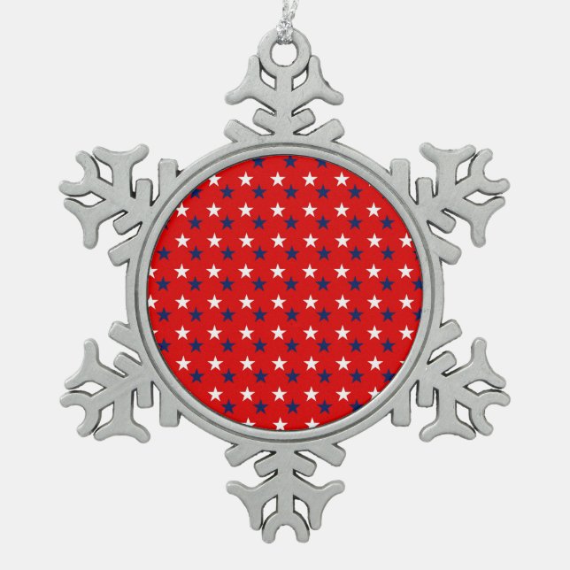 Patriotische Musterstars über Rot Schneeflocken Zinn-Ornament (Vorderseite)