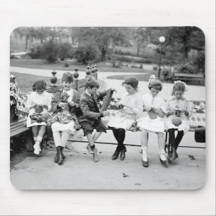 Patriotische strickende Biene, frühe 1900s Mousepad