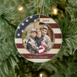 Patriotische Vintage amerikanische Flagge Foto Nam Keramik Ornament<br><div class="desc">Zeigen Sie Ihren Patriotismus mit einem Foto und Namen auf dieser Vintagen amerikanischen Fahne Schmuck. Ideal für ein militärisches Foto mit Namen und Jahr. FOTO TIPP: Wählen Sie ein Foto mit dem Thema in der Mitte und/oder schneiden Sie es vor dem Hochladen auf eine quadratische Form vor und füllen Sie...</div>