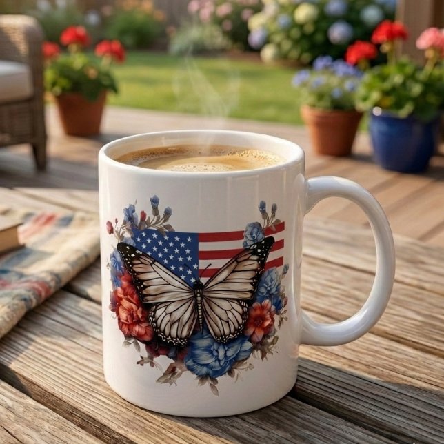 Patriotischer 4. Juli Schmetterling Kaffeetasse (Von Creator hochgeladen)