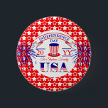 Patriotischer 4. Juli Unabhängigkeitstag Feier Pa Button<br><div class="desc">Rot,  weiß und blau patriotisch 4. Juli Unabhängigkeitstag Feier. Ein Feuerwerk in rot mit Onkel Sam's Hut und "USA" gestreiften Text-Kunst zusammen mit einem Banner mit dem Wort "Unabhängigkeit". Der Hintergrund weist ein Wiederholsternmuster auf einem roten Hintergrund auf. Originelles Design von Holiday Hearts Designs (alle Rechte vorbehalten).</div>