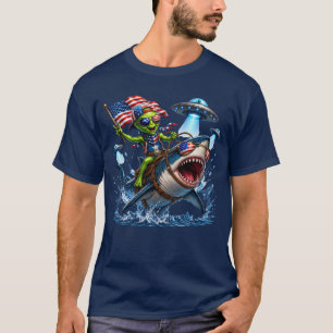 Patriotischer Außerirdischer reitet auf einem Hai T-Shirt