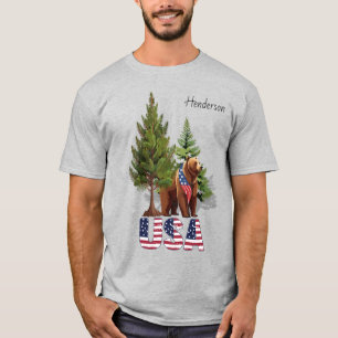 Patriotischer Braunbär in PIne Trees American Flag T-Shirt