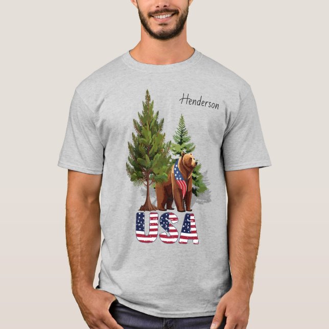 Patriotischer Braunbär in PIne Trees American Flag T-Shirt (Vorderseite)