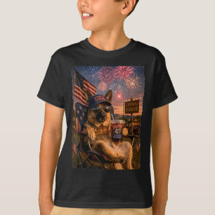 Patriotischer Deutscher Schäferhund trinkt eisgekü T-Shirt