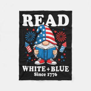 Patriotischer Gnom liest Feuerwerk Weiß Blau Fleecedecke