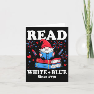 Patriotischer Gnom liest weißes blaues Buch zum 4. Karte