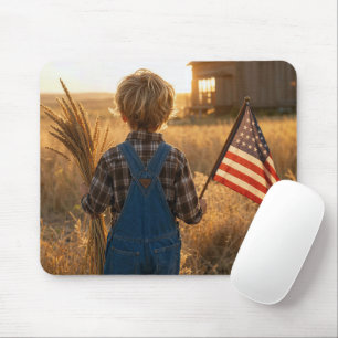 Patriotischer Junge mit amerikanischer Flagge und Mousepad